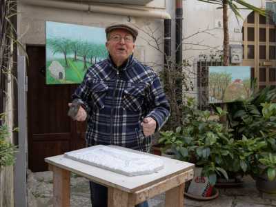 Sono il biglietto da visita dell�anziano artista, che troviamo alla fine del vicolo...
